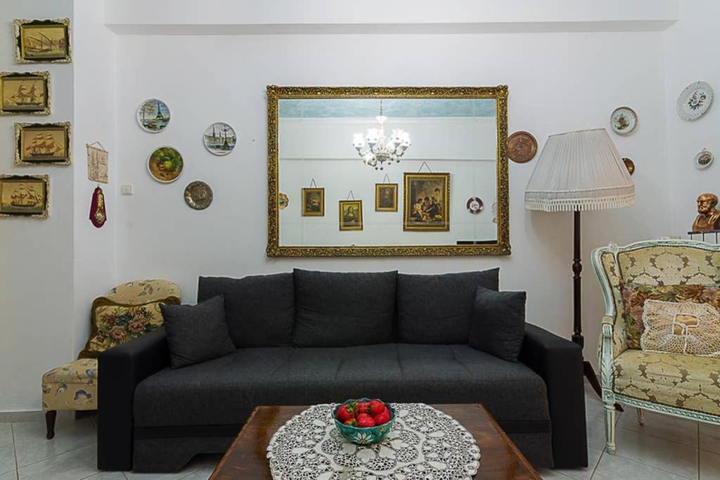 Vintage Style Apartment With Beautiful Backyard Αθήνα Εξωτερικό φωτογραφία