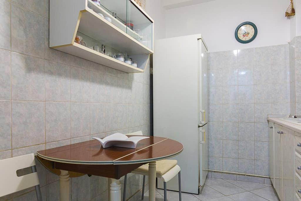 Vintage Style Apartment With Beautiful Backyard Αθήνα Εξωτερικό φωτογραφία