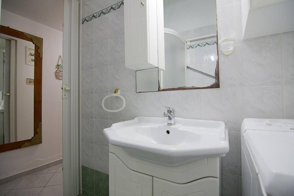 Vintage Style Apartment With Beautiful Backyard Αθήνα Εξωτερικό φωτογραφία
