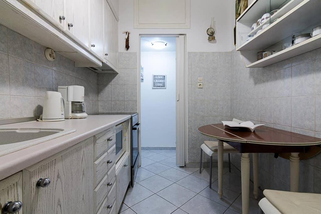 Vintage Style Apartment With Beautiful Backyard Αθήνα Εξωτερικό φωτογραφία