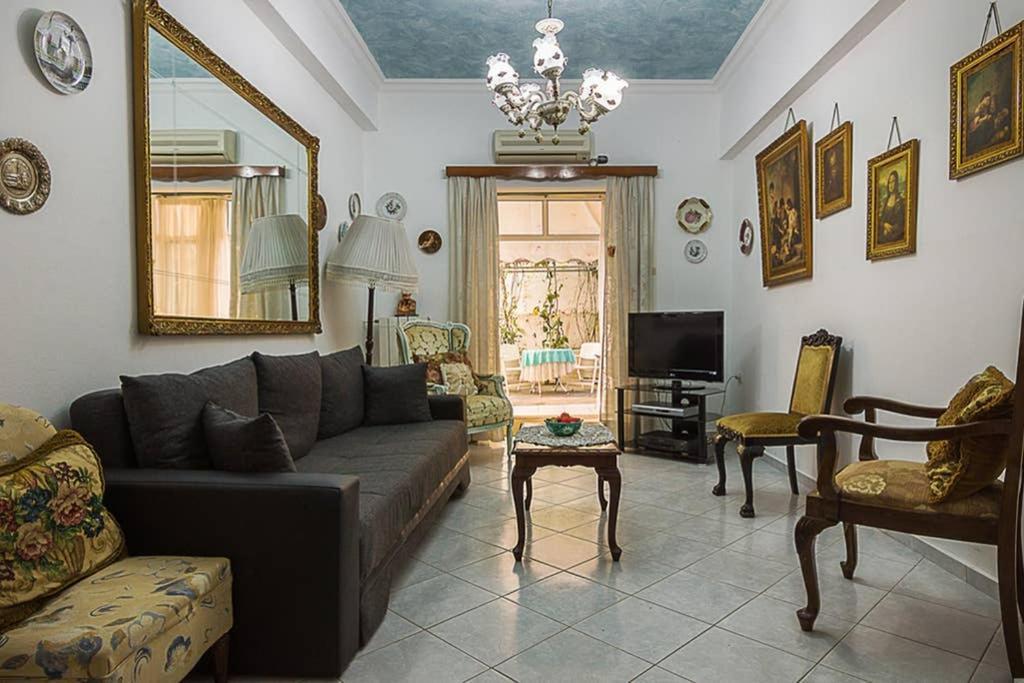 Vintage Style Apartment With Beautiful Backyard Αθήνα Εξωτερικό φωτογραφία